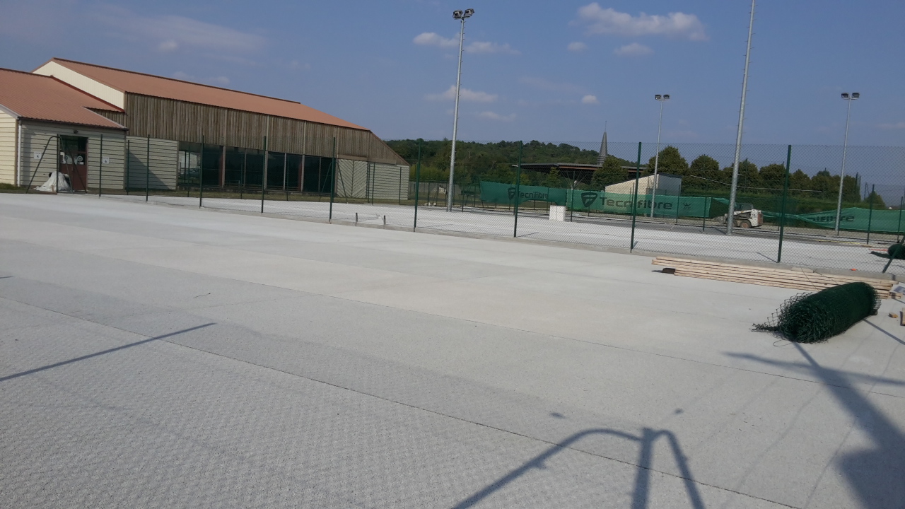 Rénovation d'un court de tennis en béton poreux