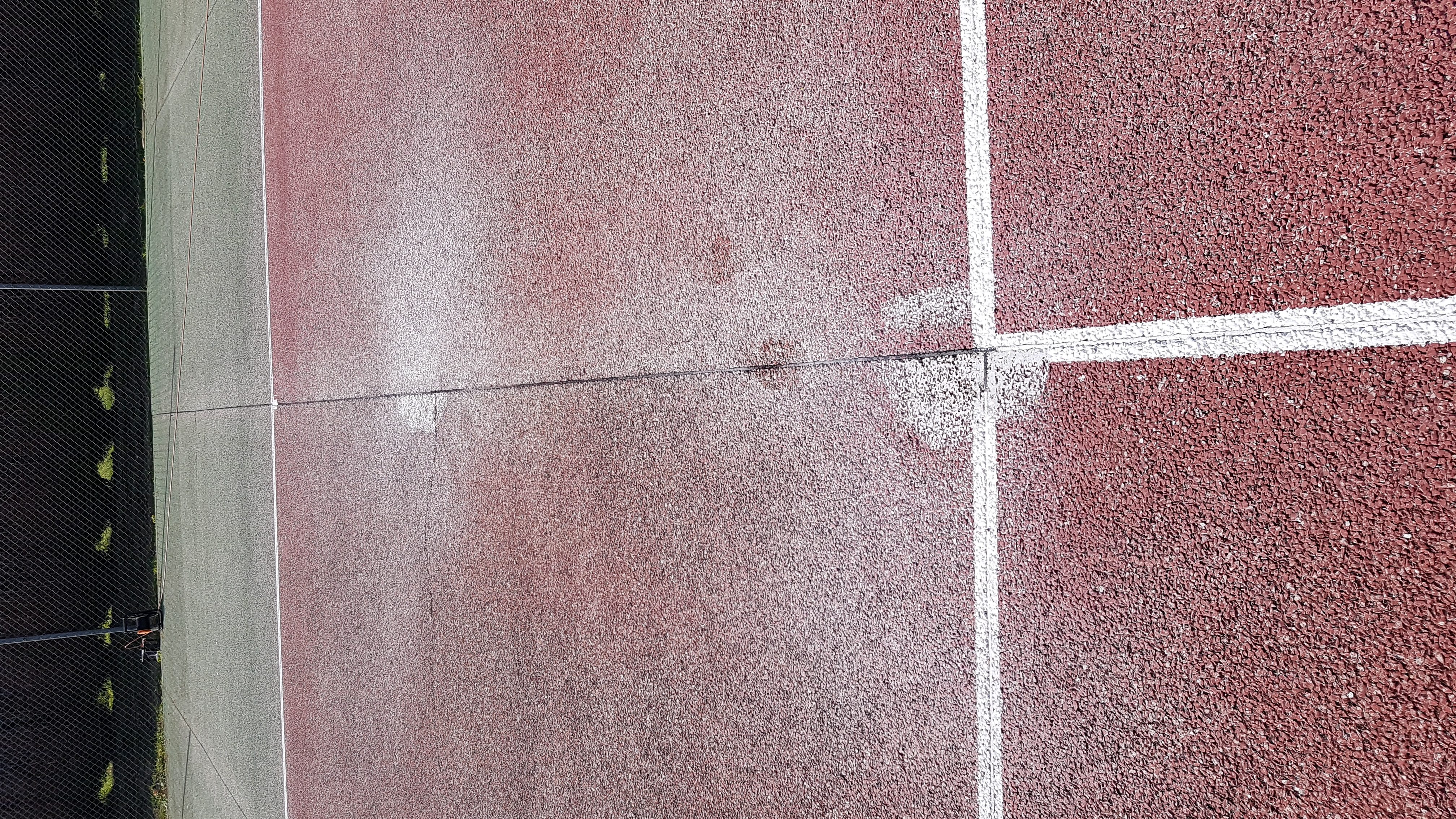 Travaux de rabotage ( ponçage) sur un court de tennis 