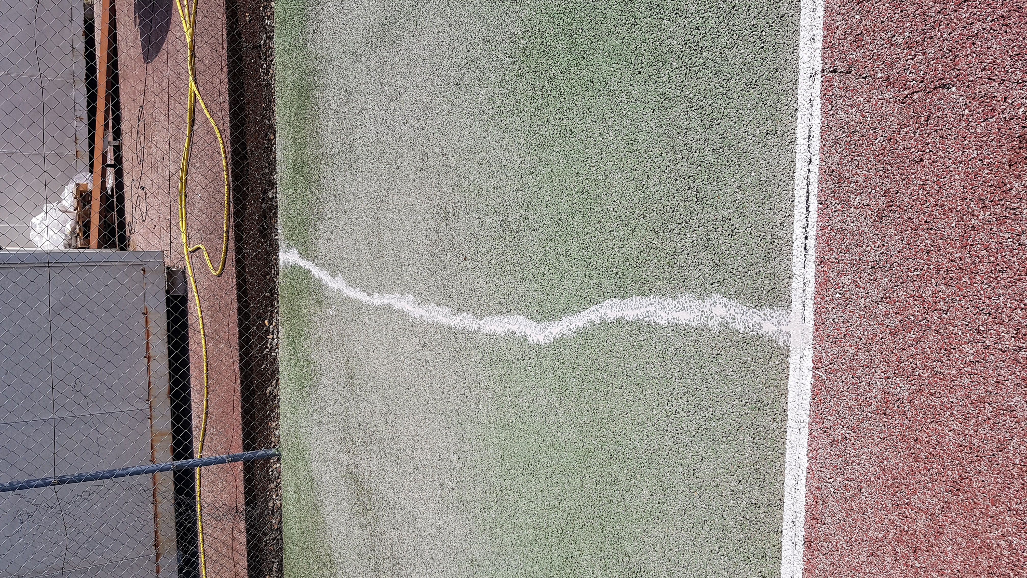 Traitement des fissures sur un court de tennis en béton poreux