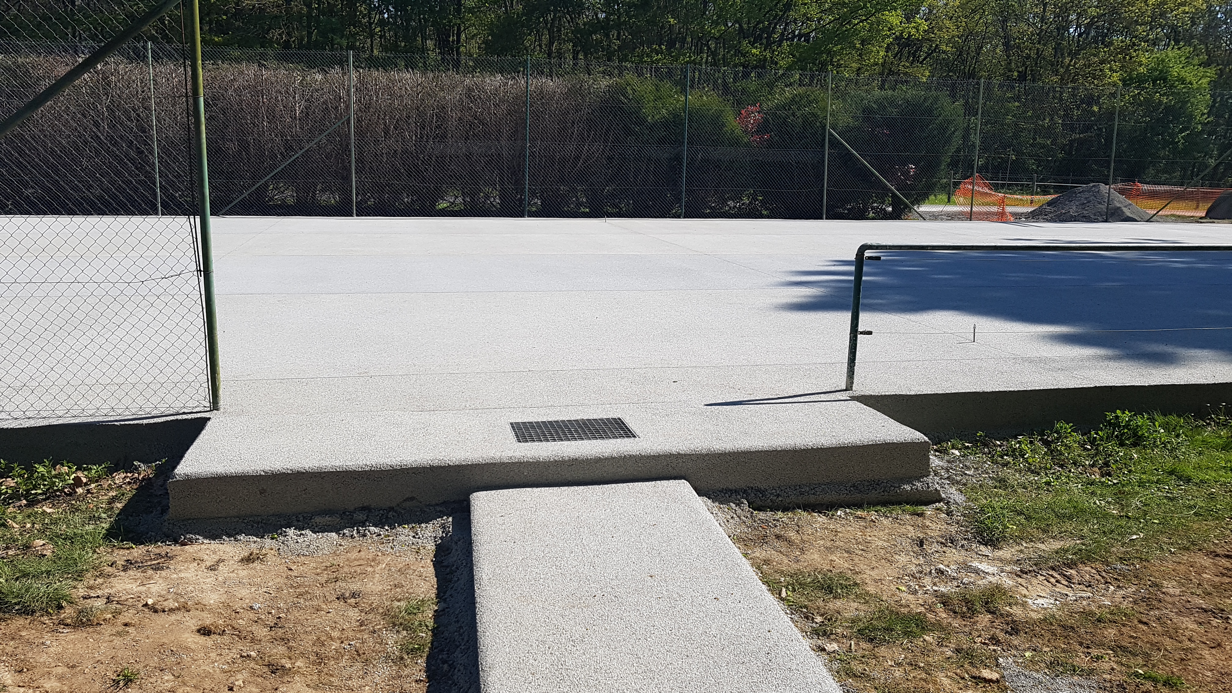 Rénovation d'un court de tennis en béton poreux