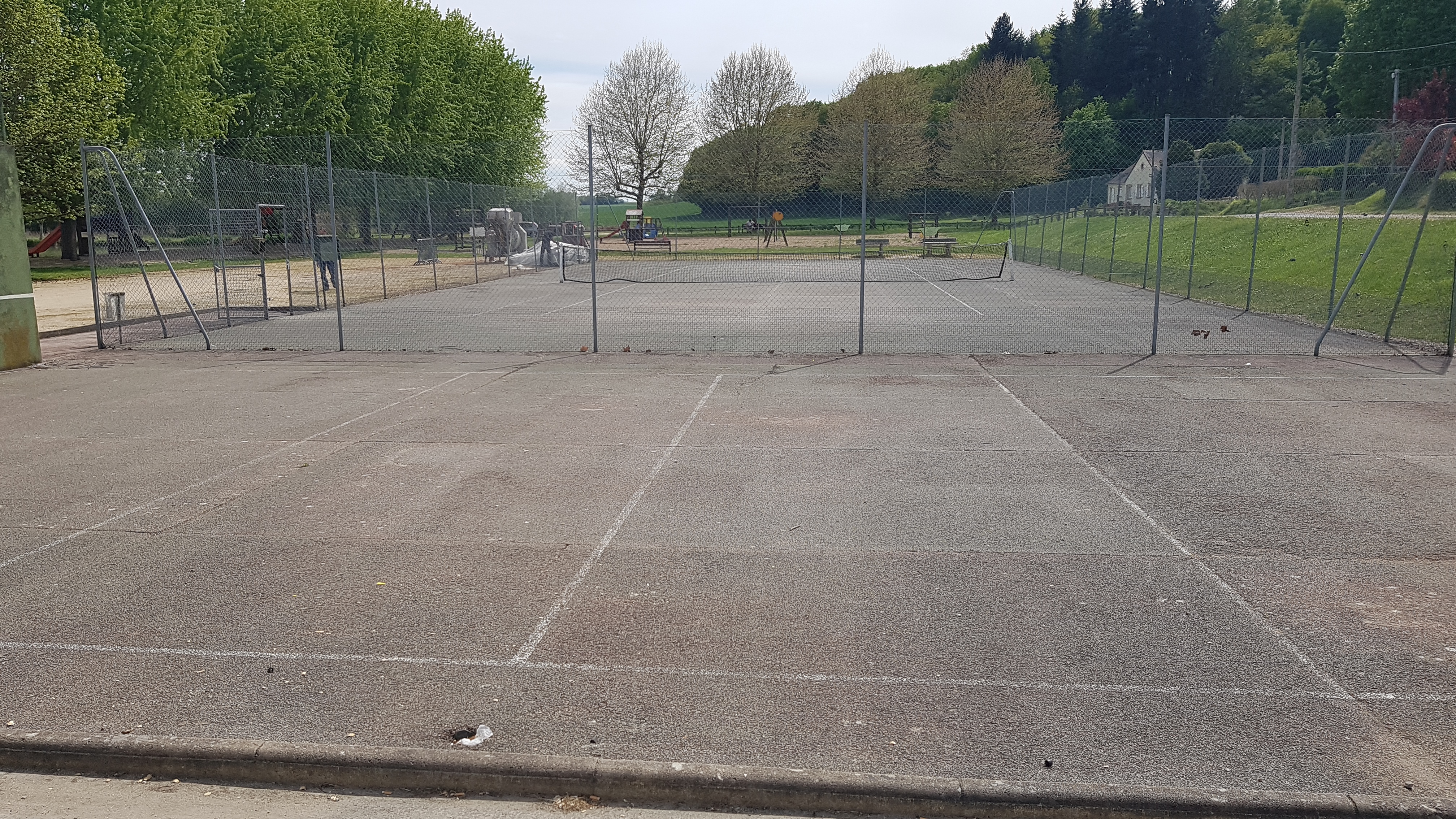 Rénovation d'un court de tennis en béton poreux