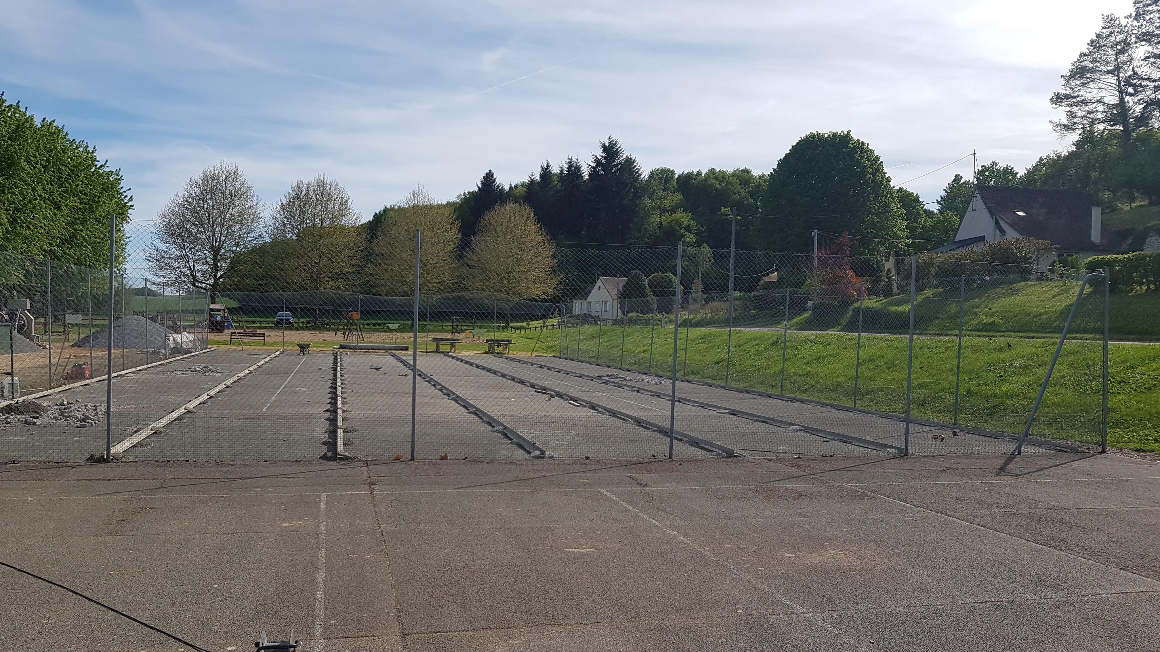 Rénovation d'un court de tennis en béton poreux
