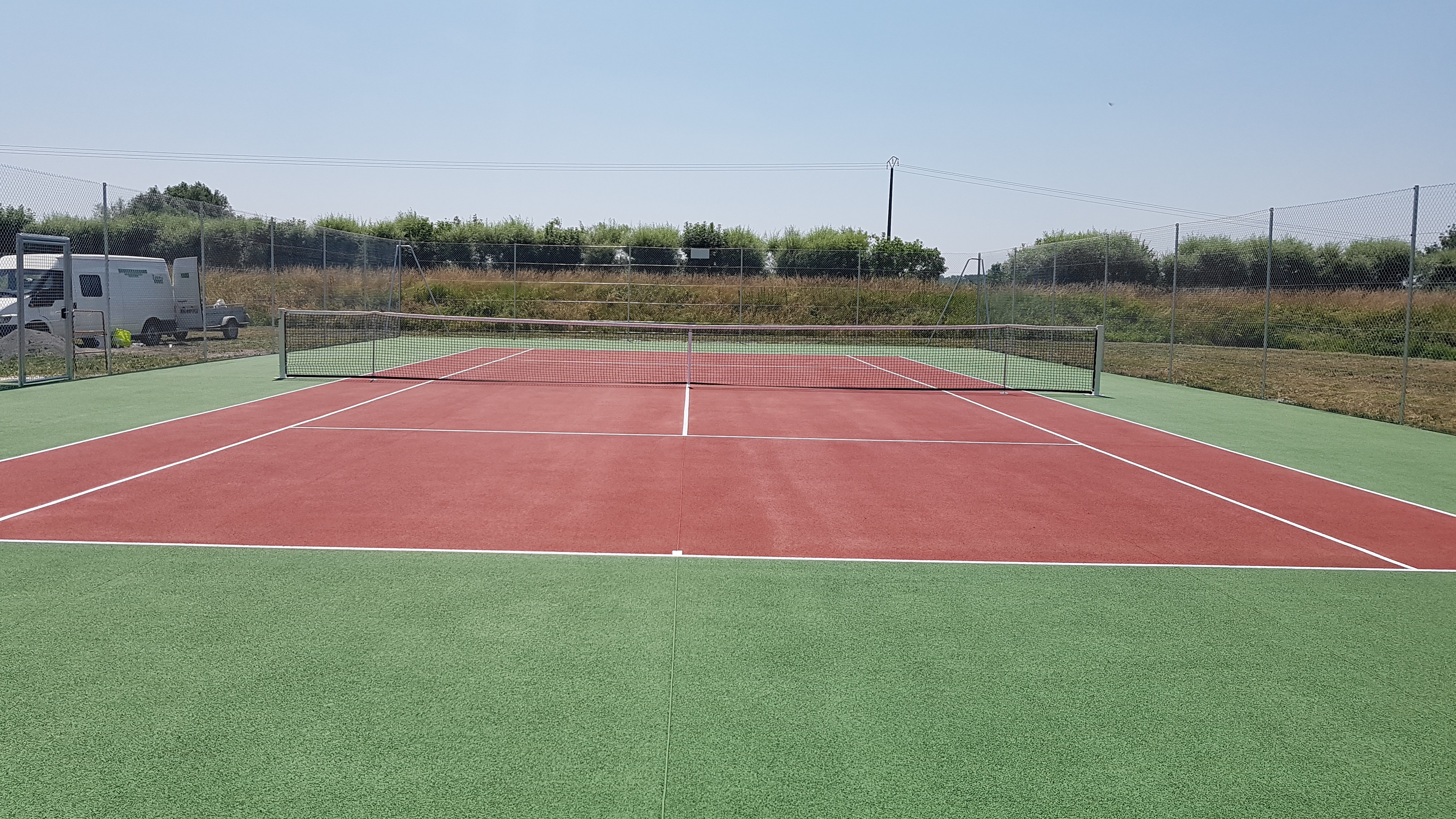 terrain de tennis en béton poreux