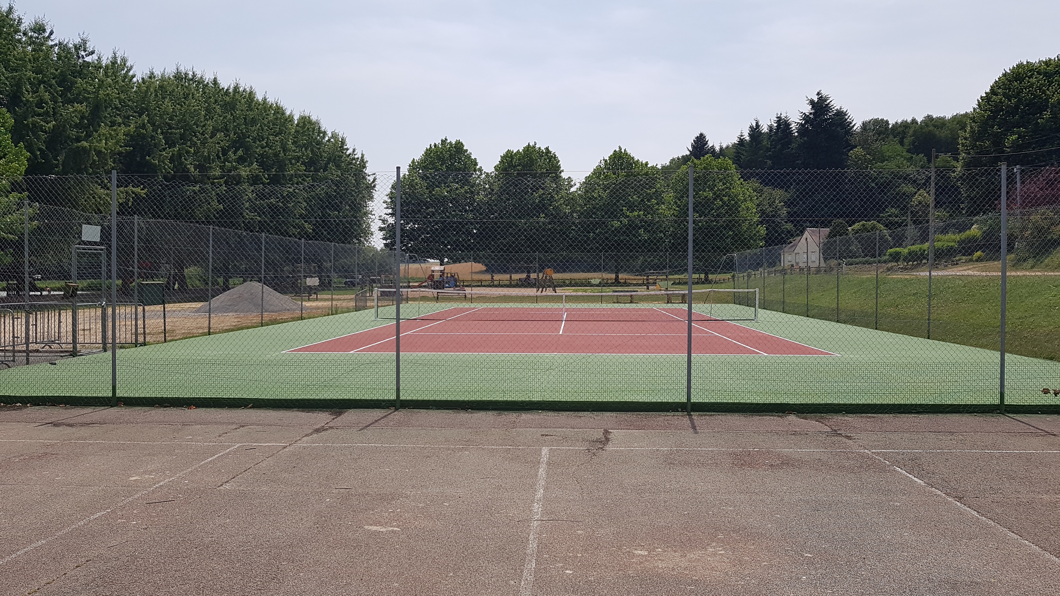 Rénovation d'un court de tennis en béton poreux