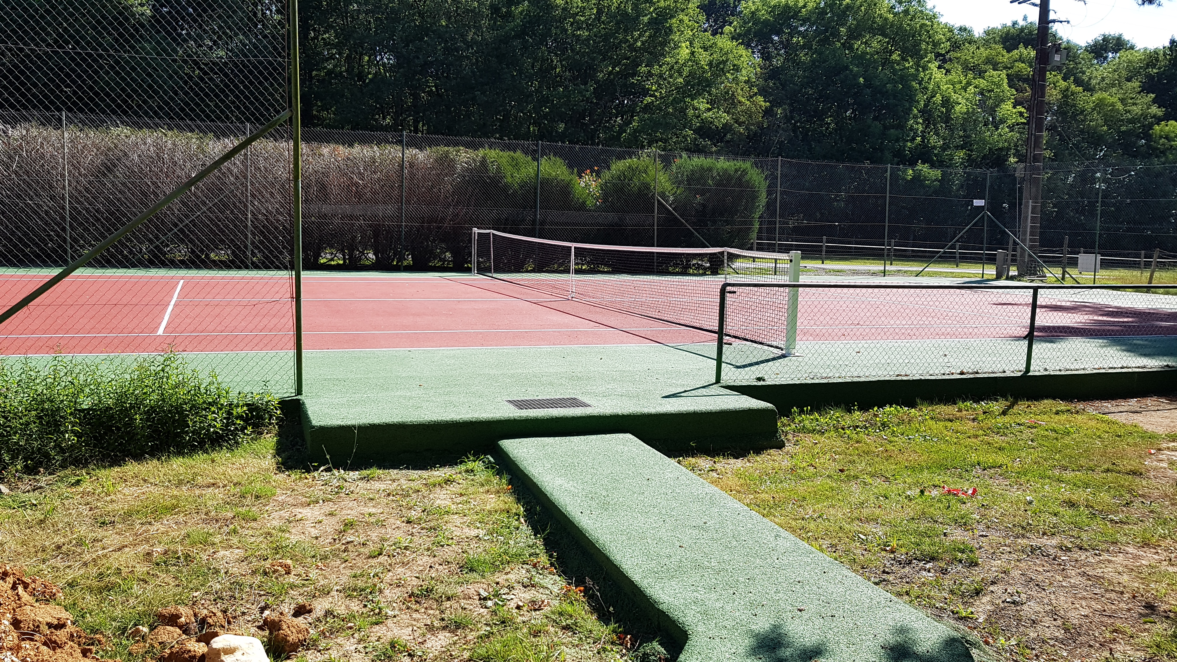 Rénovation d'un court de tennis en béton poreux