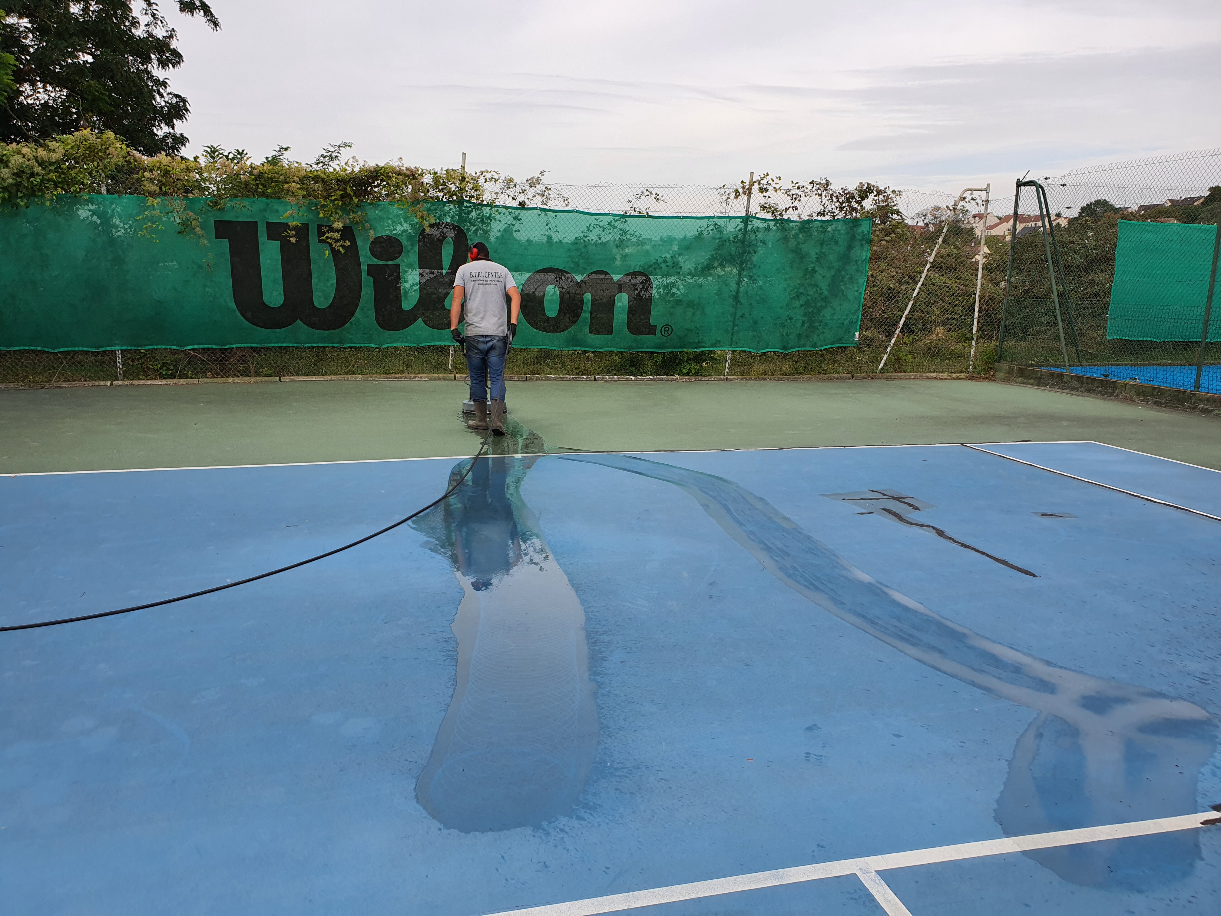 Entretien de court de tennis en résine ( Nettoyage démoussage ) 