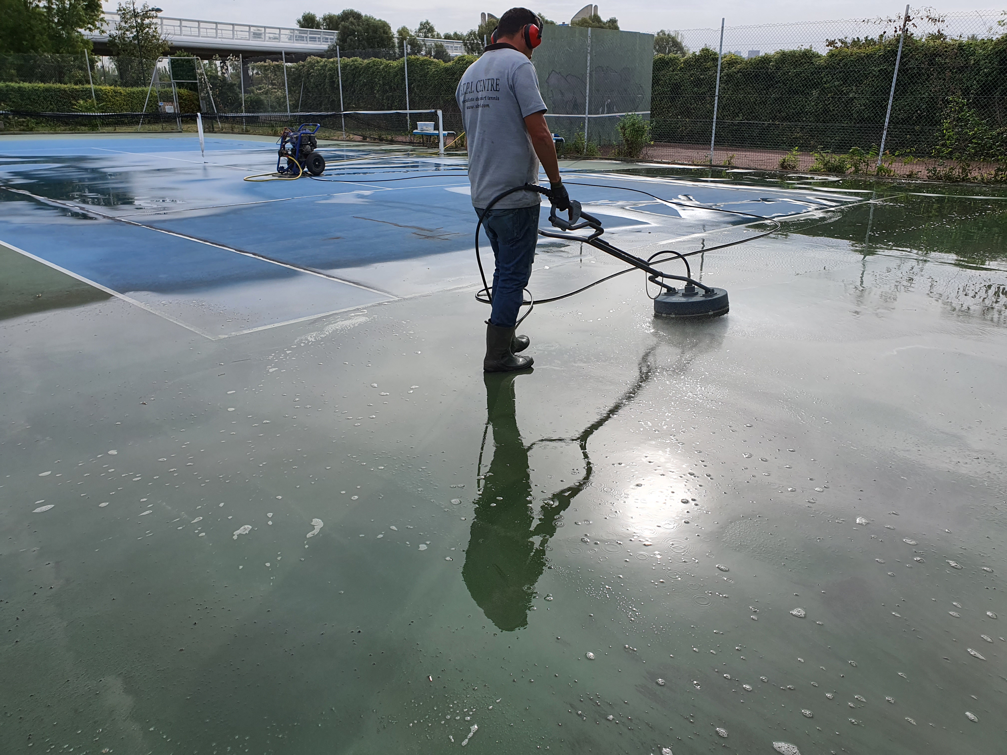 Entretien de court de tennis en résine ( Nettoyage démoussage ) 