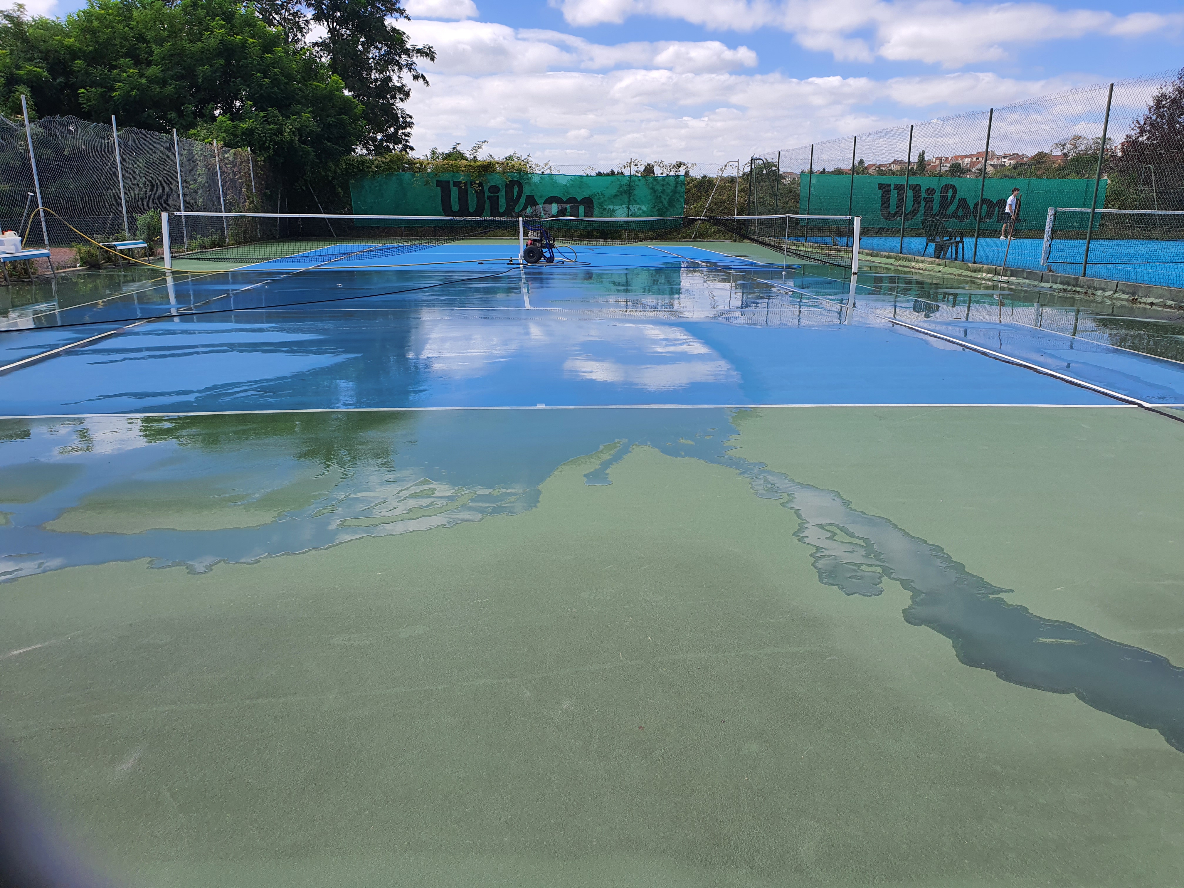 Entretien de court de tennis en résine ( Nettoyage démoussage ) 