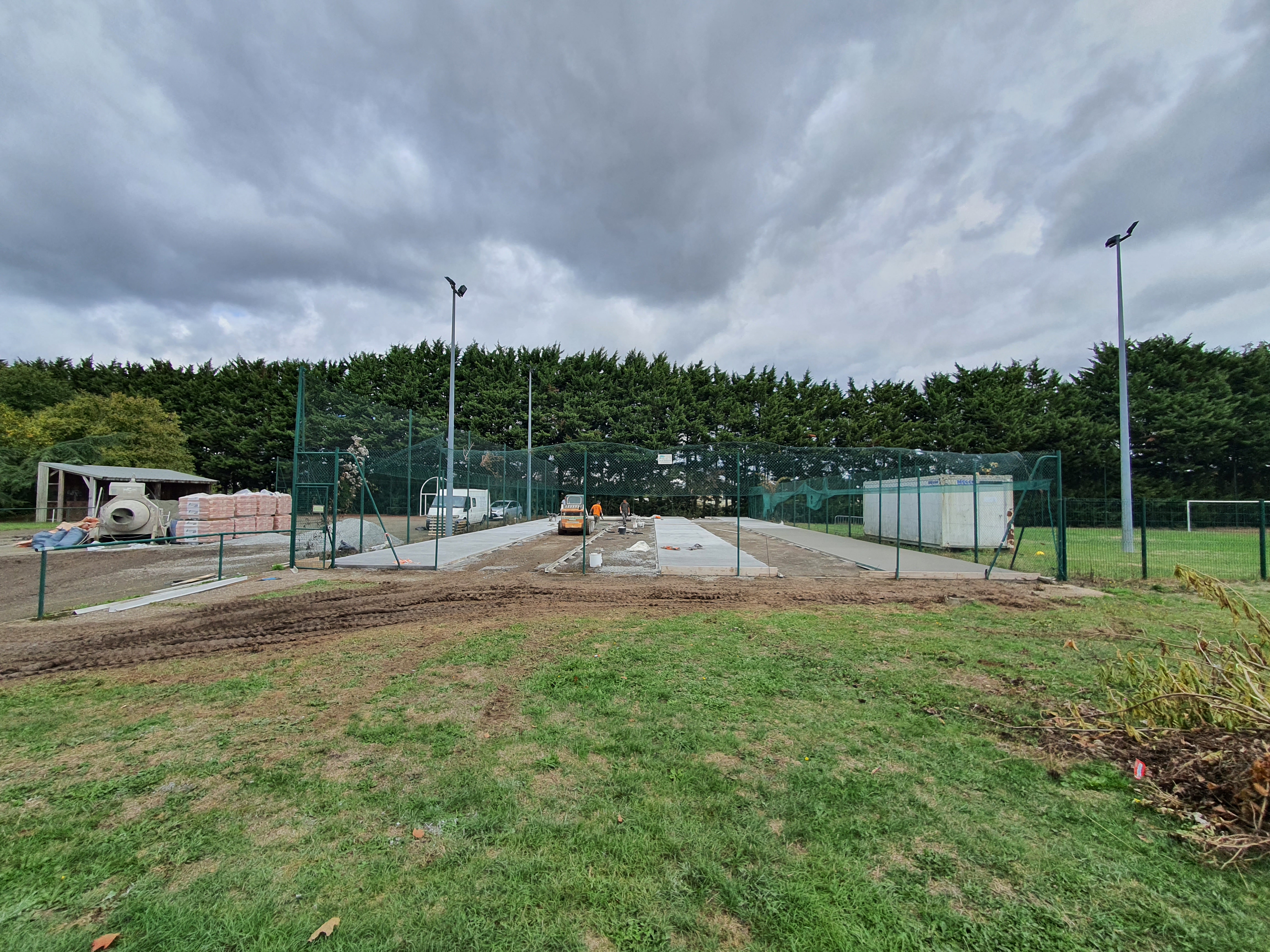 Coulage du béton poreux pour courts de tennis