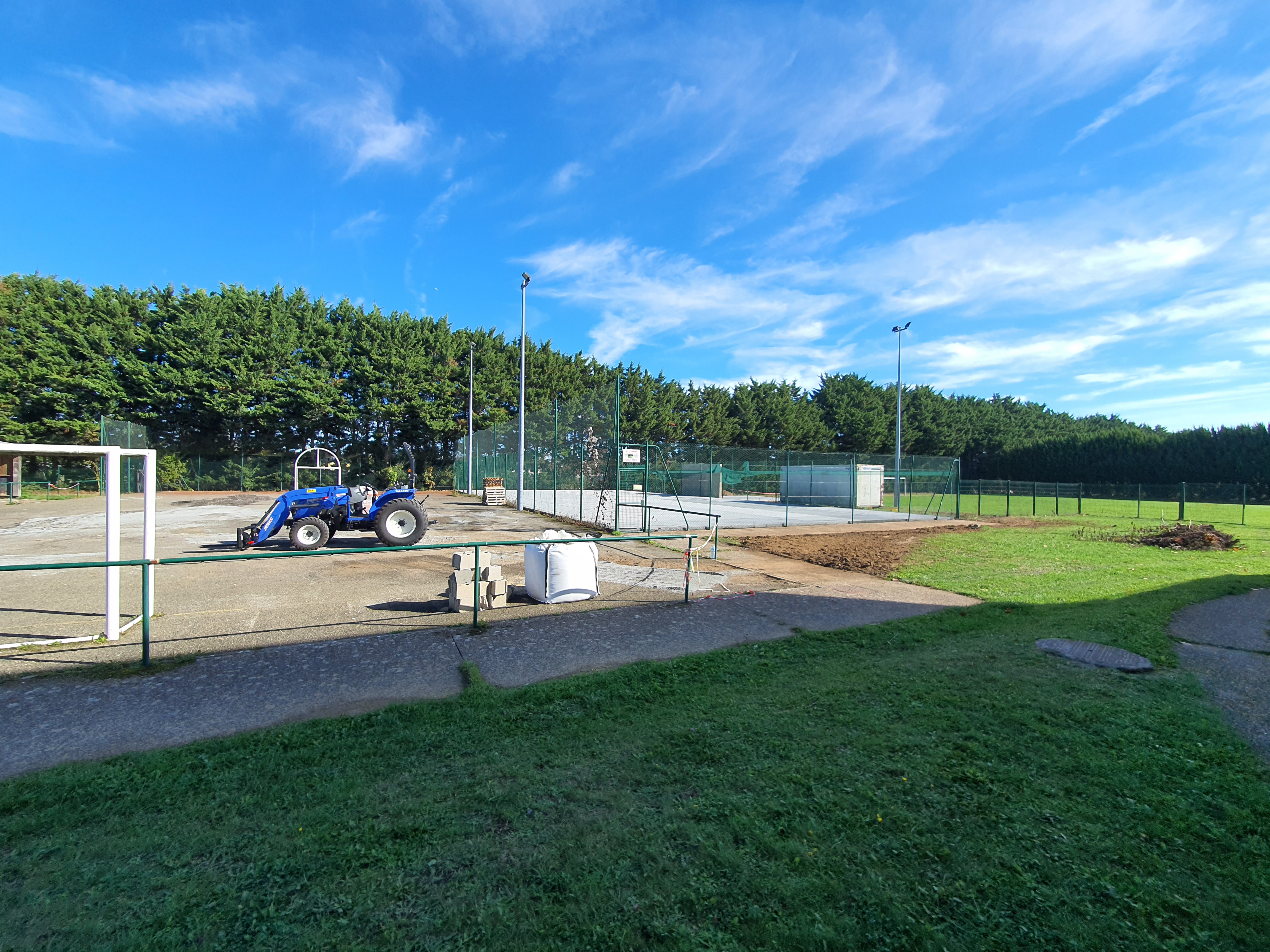 Coulage du béton poreux pour courts de tennis