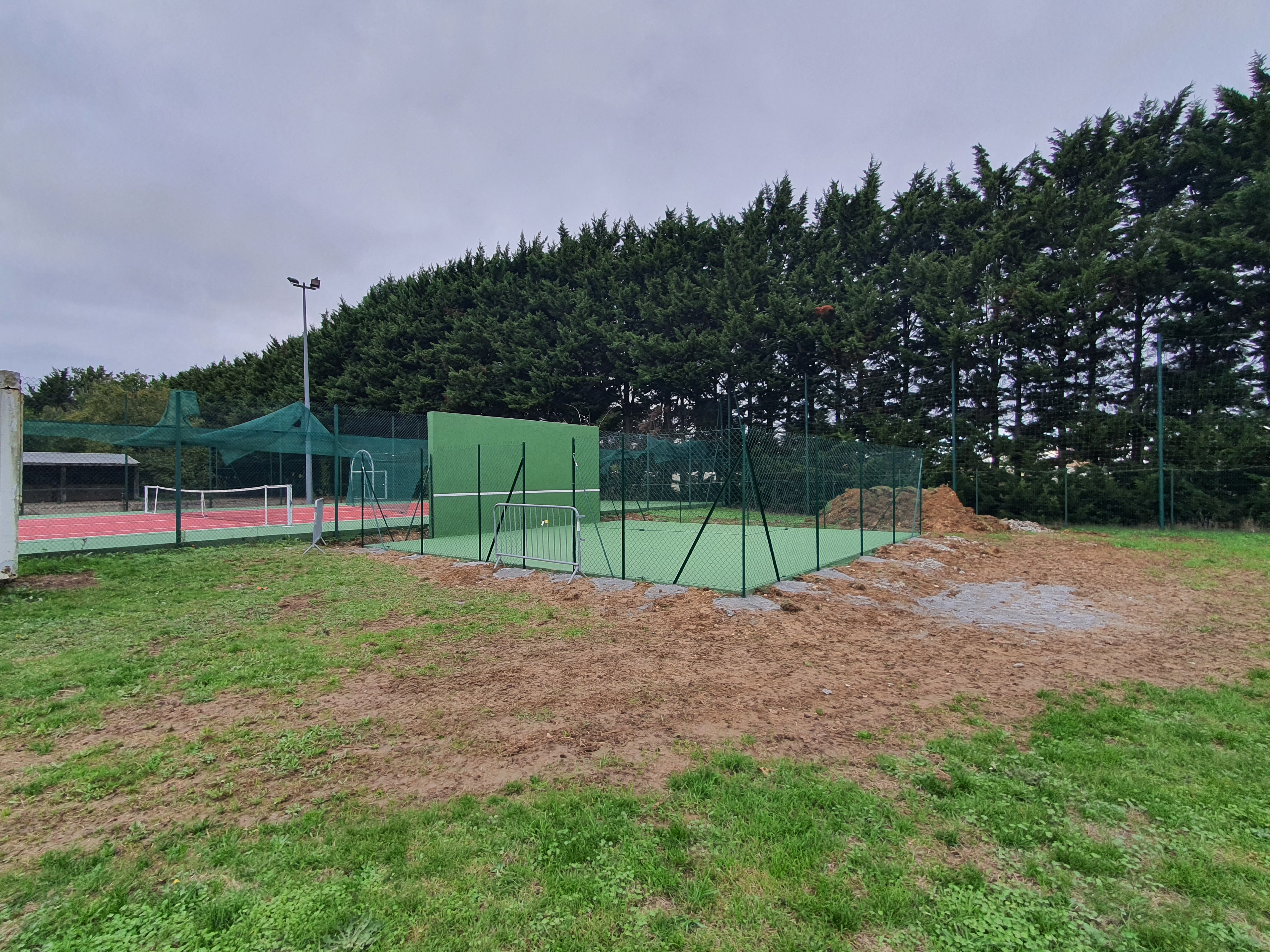Après l'application de peinture un terrain d'entrainement